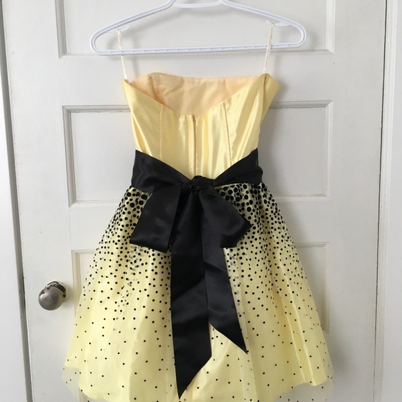 Beautiful Yellow and Black Dress - Picture 4 of 4